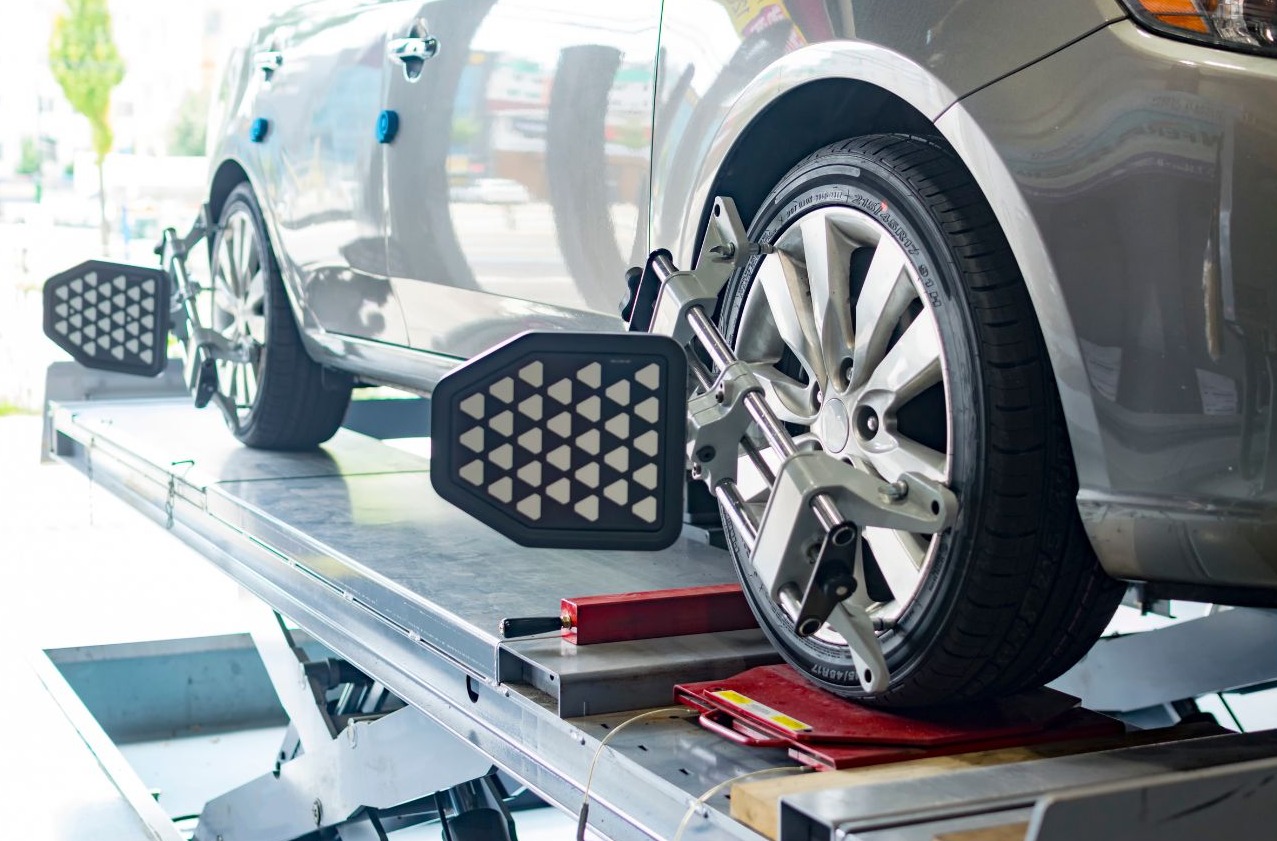 Signs That Your Vehicle Needs Wheel Alignment