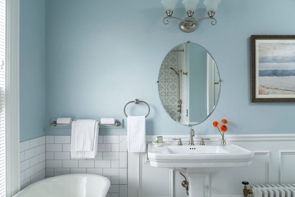 The Best Wall Paint Colors for Small Bathrooms